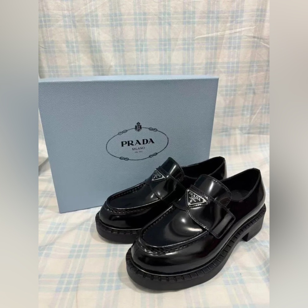 🛒🛒🛒Prada Women's Black Loafers